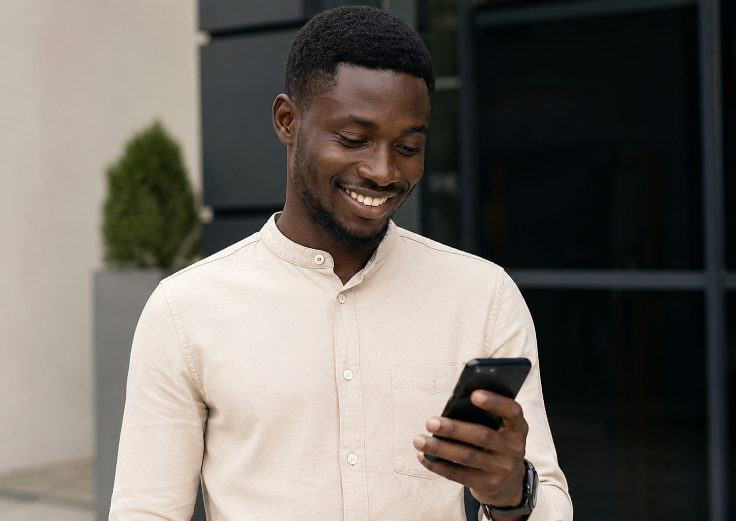 Un homme satisfait après sa consultation sur YaaWay